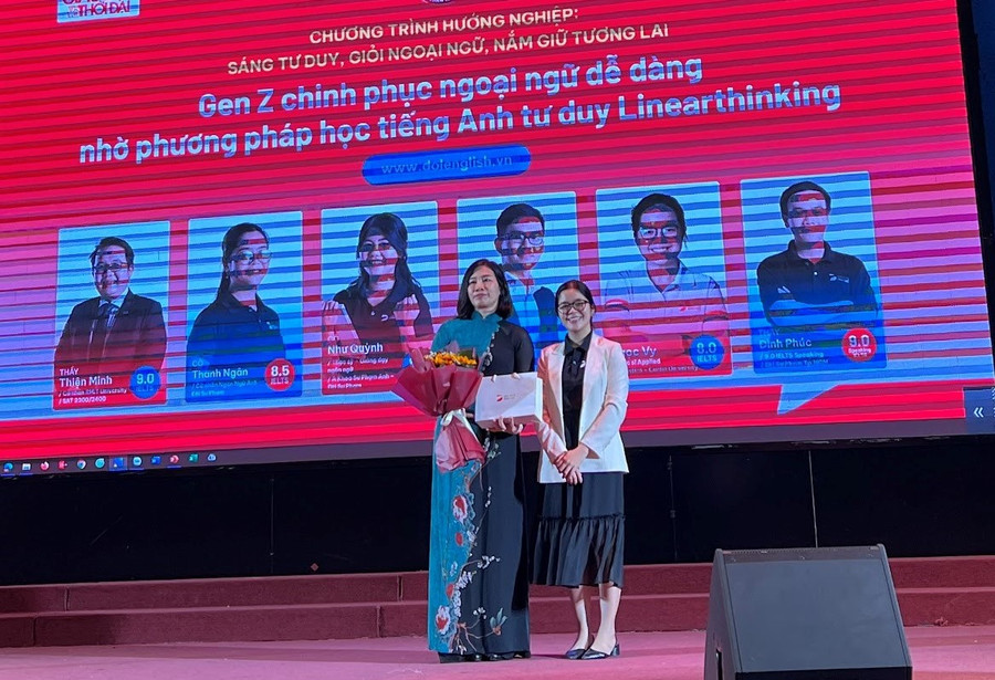 Cô Mai Thanh Ngân - đại diện DOL English tặng quà BGH Trường Trung học Thực Hành - Đại học Sư phạm TPHCM.