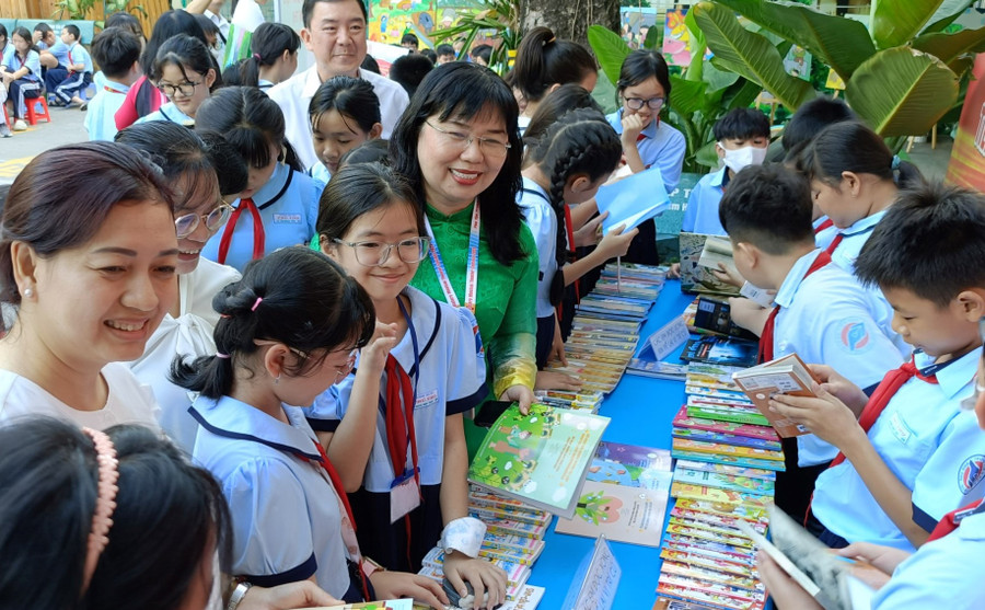 Học sinh tham quan tại khu vực trưng bày các tư liệu. Học sinh tham quan tại khu vực trưng bày các tư liệu.