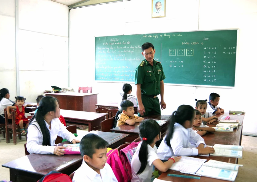 Một buổi học tại lớp học tình thương của đồn Biên phòng Hòn Chuối. Ảnh: Lê Khoa. Một buổi học tại lớp học tình thương của đồn Biên phòng Hòn Chuối. Ảnh: Lê Khoa.