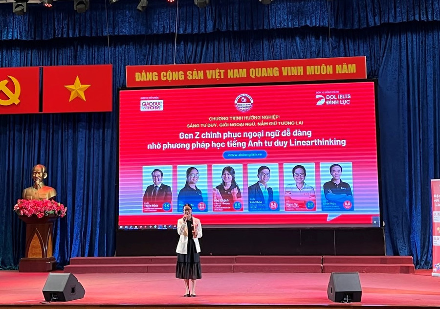 Diễn giả Thanh Ngân và các bạn học sinh sôi nổi giao lưu trong buổi Talkshow.