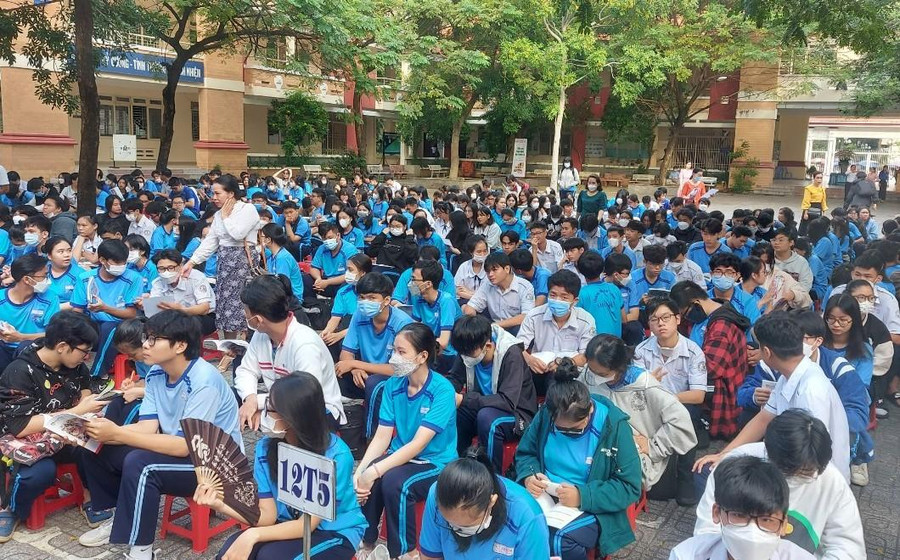 Công tác tư vấn, hướng nghiệp cho học sinh THPT luôn được các trường học trên địa bàn TPHCM quan tâm. Công tác tư vấn, hướng nghiệp cho học sinh THPT luôn được các trường học trên địa bàn TPHCM quan tâm.
