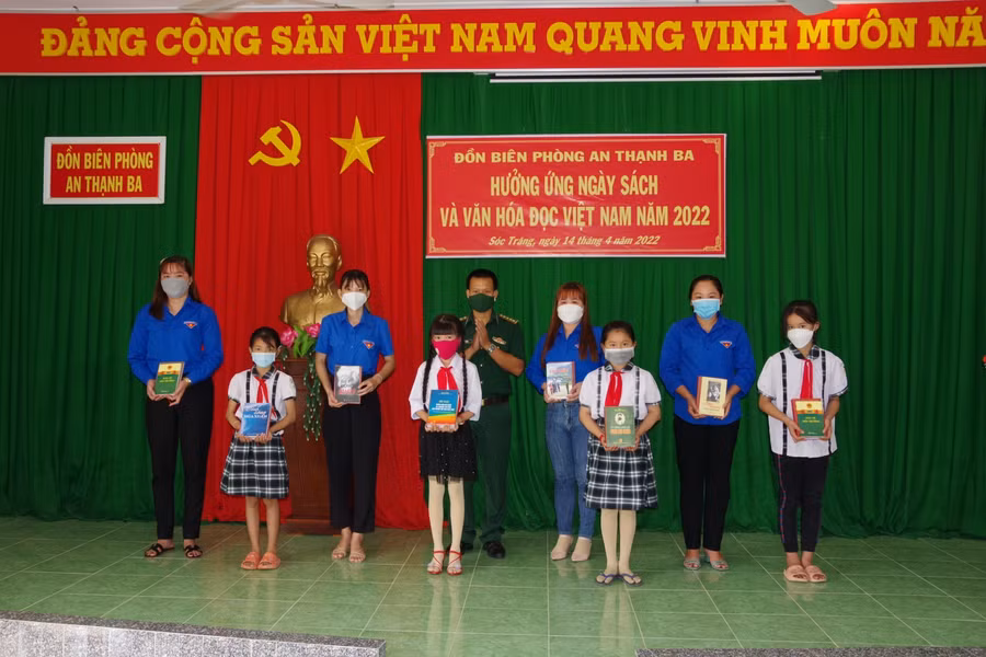 Đồn Biên phòng An Thạnh Ba trao tặng sách cho các đoàn viên thanh niên và các em học sinh.