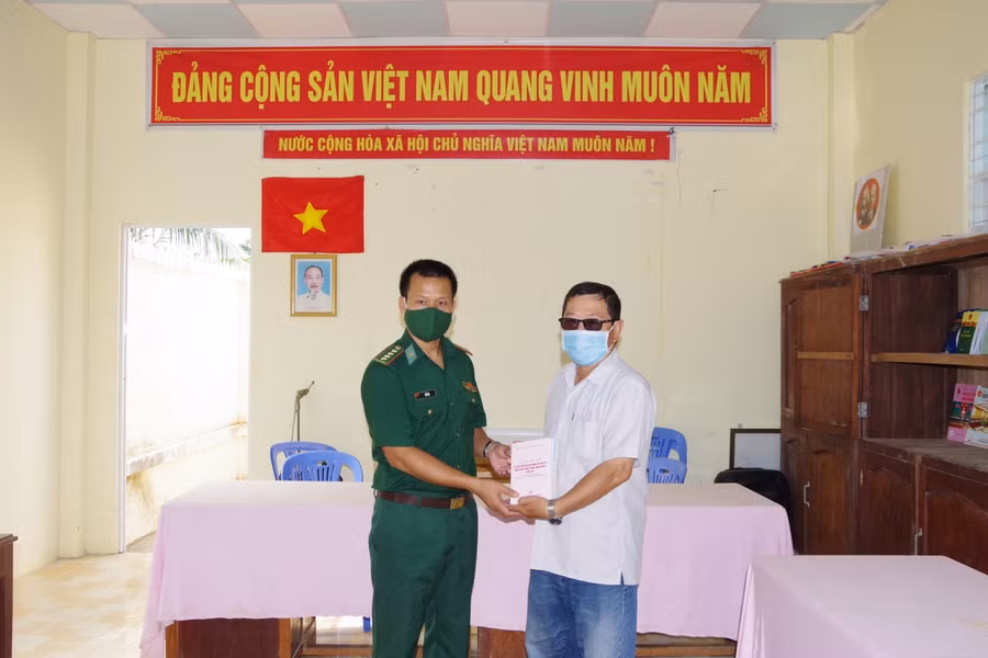 Lực lượng Biên phòng trao tặng sách bổ sung vào Tủ sách pháp luật tại ấp An Quới, xã An Thạnh 3.