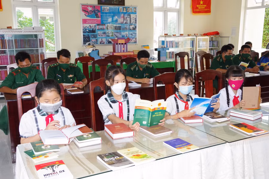 Các em học sinh và cán bộ, chiến sĩ đồn Biên phòng hưởng ứng Ngày sách và Văn hoá đọc Việt Nam.