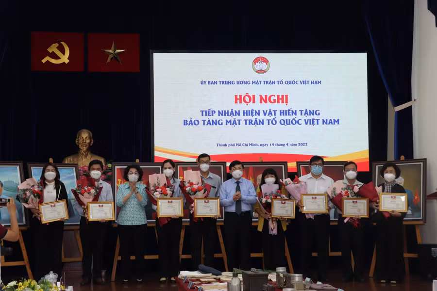 Phó Chủ tịch Ủy ban Trung ương MTTQ Việt Nam Nguyễn Hữu Dũng và Chủ tịch Ủy ban MTTQ Việt Nam TPHCM Tô Thị Bích Châu cảm ơn tổ chức, cá nhân đã tặng đồ vật cho Bảo tàng.