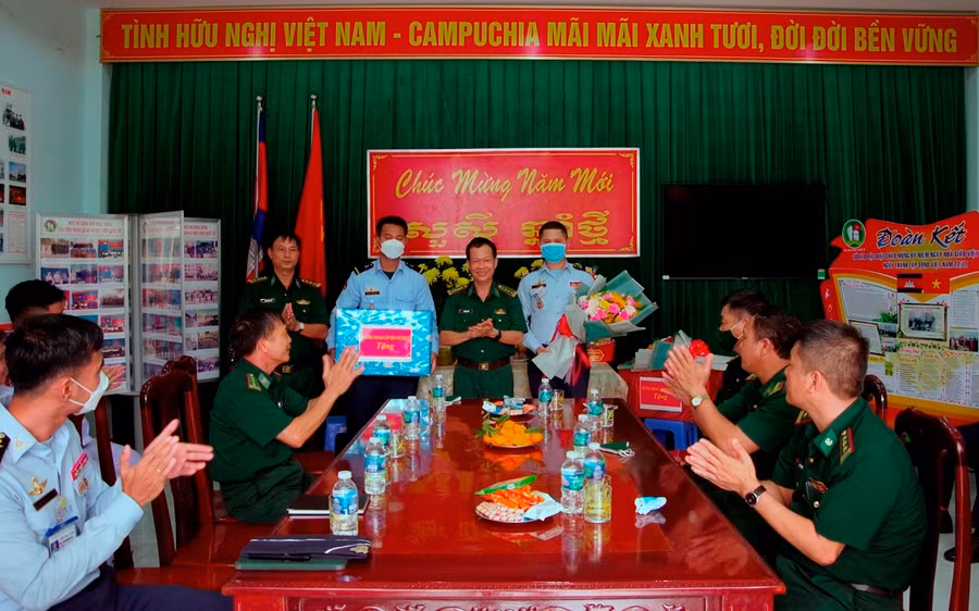 Đại tá Nguyễn Đức Ý, Phụ trách Hiệu trưởng chúc mừng học viên Campuchia nhân dịp Tết cổ truyền Chôl Chnăm Thmây.