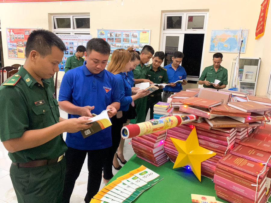 Cán bộ, chiến sĩ đồn Biên phòng An Thạnh Ba và đoàn viên thanh niên xã An Thạnh 3 (Sóc Trăng) hưởng ứng Ngày sách và Văn hoá đọc Việt Nam. Cán bộ, chiến sĩ đồn Biên phòng An Thạnh Ba và đoàn viên thanh niên xã An Thạnh 3 (Sóc Trăng) hưởng ứng Ngày sách và Văn hoá đọc Việt Nam.