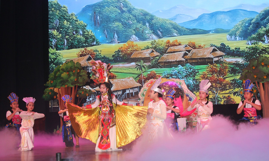 Tiết mục &quot;Con Rồng cháu Tiên&quot; của Trường Tiểu học Kim Đồng (quận 12).