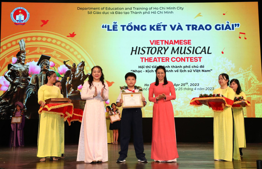 Lãnh đạo Phòng Giáo dục tiểu học và Phòng Chính trị tư tưởng (Sở GD&amp;ĐT TPHCM) trao giải cho cá nhân đạt thành tích.