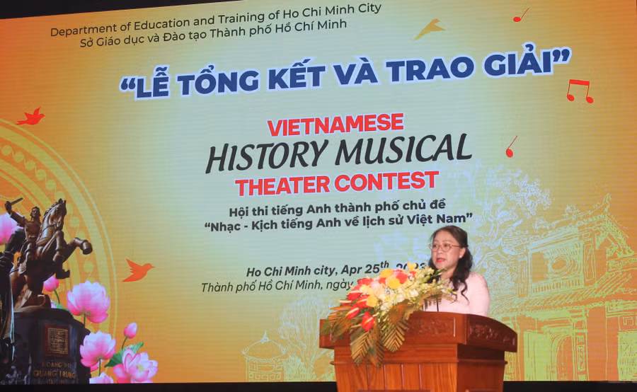 Bà Lâm Hồng Lãm Thúy phát biểu tại lễ tổng kết và trao giải.