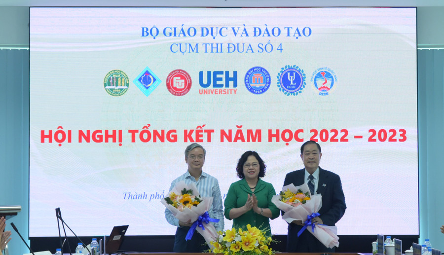 Thứ trưởng Ngô Thị Minh tặng hoa chúc Cụm trưởng và Cụm phó của Cụm thi đua số 4, năm học 2023-2024.