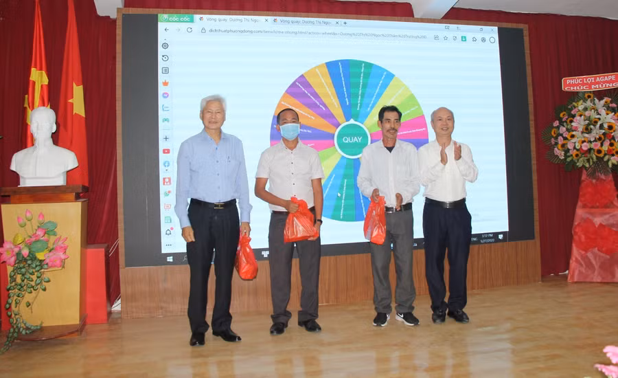 Ông Nguyễn Xuân Trường, Giám đốc Trung tâm Phát triển Giáo dục và Đào tạo phía Nam tặng quà cho người lao động đạt giải trong trò chơi Chiếc nón kỳ diệu.