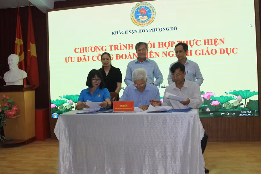 Lãnh đạo Khách sạn Hoa Phượng Đỏ ký kết thỏa thuận hợp tác với Công đoàn các đơn vị khu vực phía Nam.