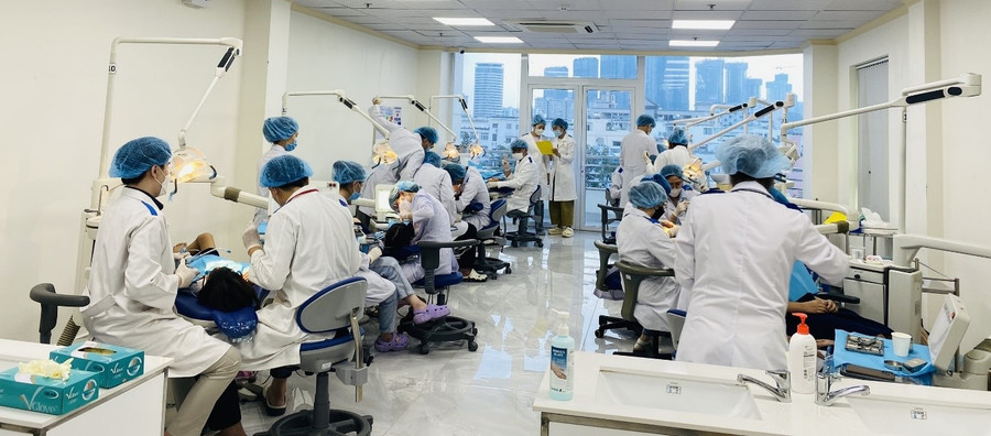 Một góc phòng khám tại Trung tâm thực hành lâm sàng HIU Clinic của sinh viên khoa RHM HIU.