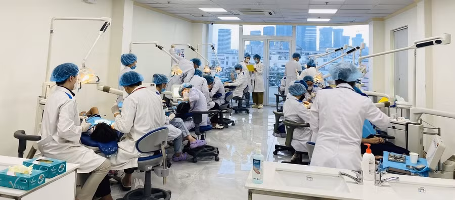 Một góc phòng khám tại Trung tâm thực hành lâm sàng HIU Clinic của sinh viên khoa RHM HIU.