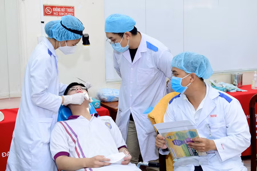 Sinh viên Khoa RHM HIU trong một buổi khám răng thiện nguyện cho học sinh THPT.