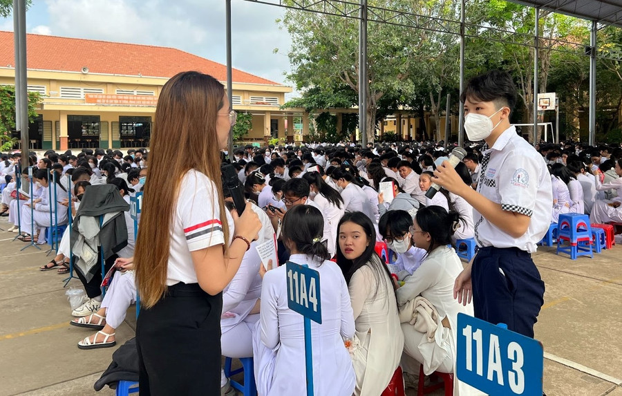 Diễn giả Ngọc Anh giao lưu cùng các bạn học sinh. Diễn giả Ngọc Anh giao lưu cùng các bạn học sinh.