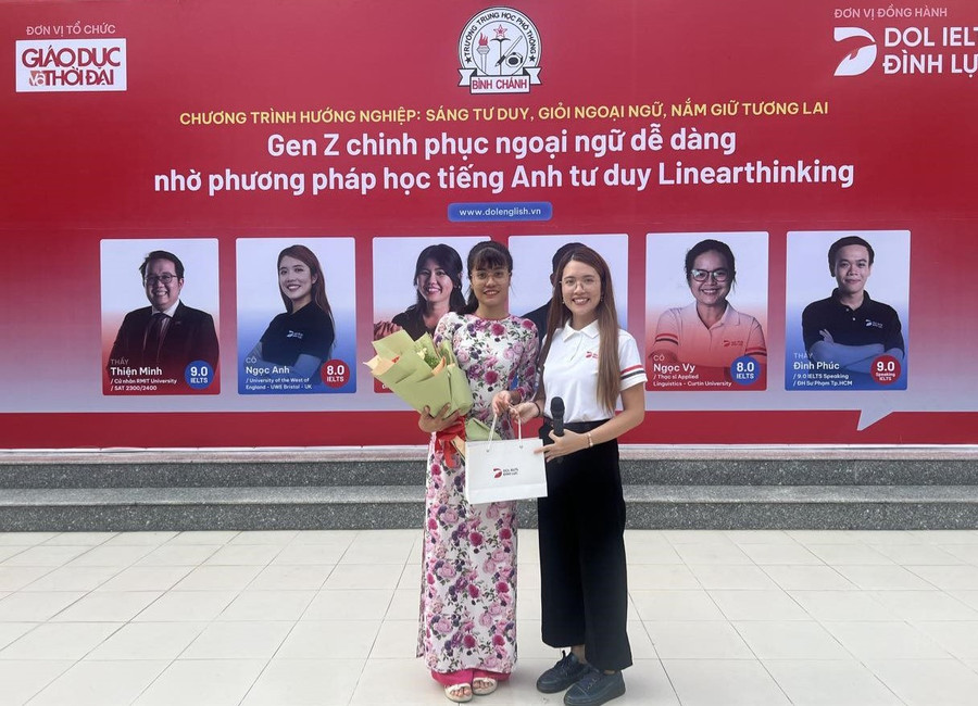 Cô Ngọc Anh - đại diện DOL English gửi tặng bó hoa tới nhà trường. Cô Ngọc Anh - đại diện DOL English gửi tặng bó hoa tới nhà trường.