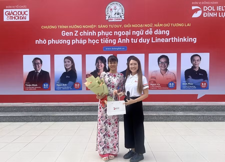 Cô Ngọc Anh - đại diện DOL English gửi tặng bó hoa tới nhà trường.