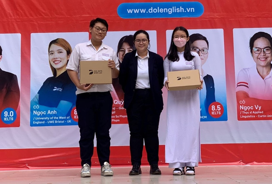 Học sinh trường THPT Trần Quang Khải hào hứng khi nhận quà từ DOL English.