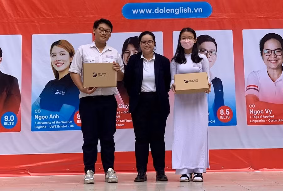 Học sinh trường THPT Trần Quang Khải hào hứng khi nhận quà từ DOL English.