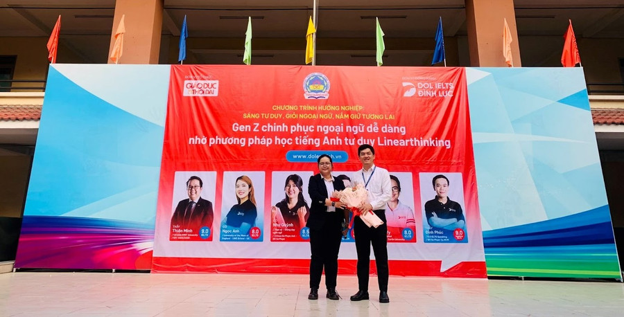 Đại diện DOL English tặng hoa Trường THPT Trần Quang Khải.