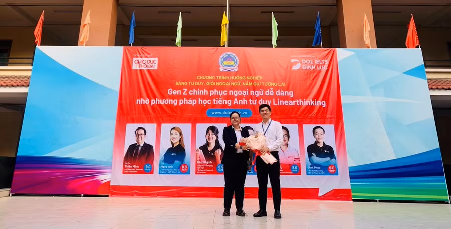 Đại diện DOL English tặng hoa Trường THPT Trần Quang Khải.