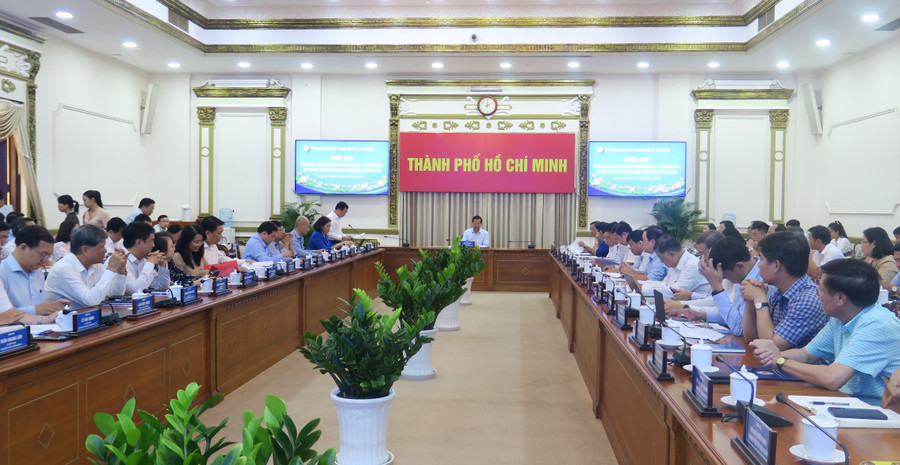 Toàn cảnh phiên họp về tình hình kinh tế - xã hội thường kỳ quý I của UBND TPHCM.