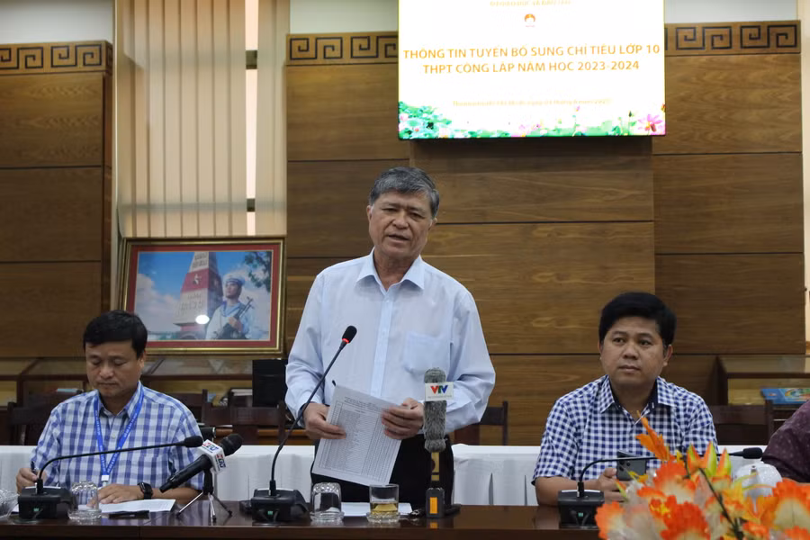 Ông Nguyễn Văn Hiếu thông tin về công tác tuyển bổ sung chỉ tiêu lớp 10 năm học-2023-2024.