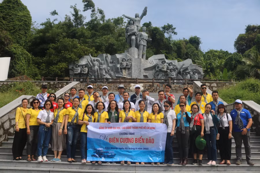 Đoàn đại biểu chụp hình lưu niệm tại mộ chị Sứ (Phan Thị Ràng).