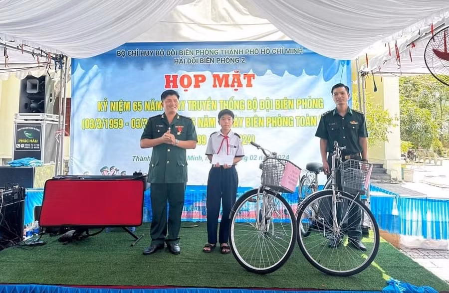 Hải đội 2, BĐBP TPHCM tặng quà cho học sinh.