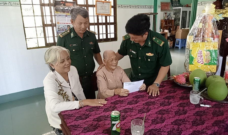 Cán bộ Biên phòng TPHCM tặng quà cho gia đình chính sách. Cán bộ Biên phòng TPHCM tặng quà cho gia đình chính sách.