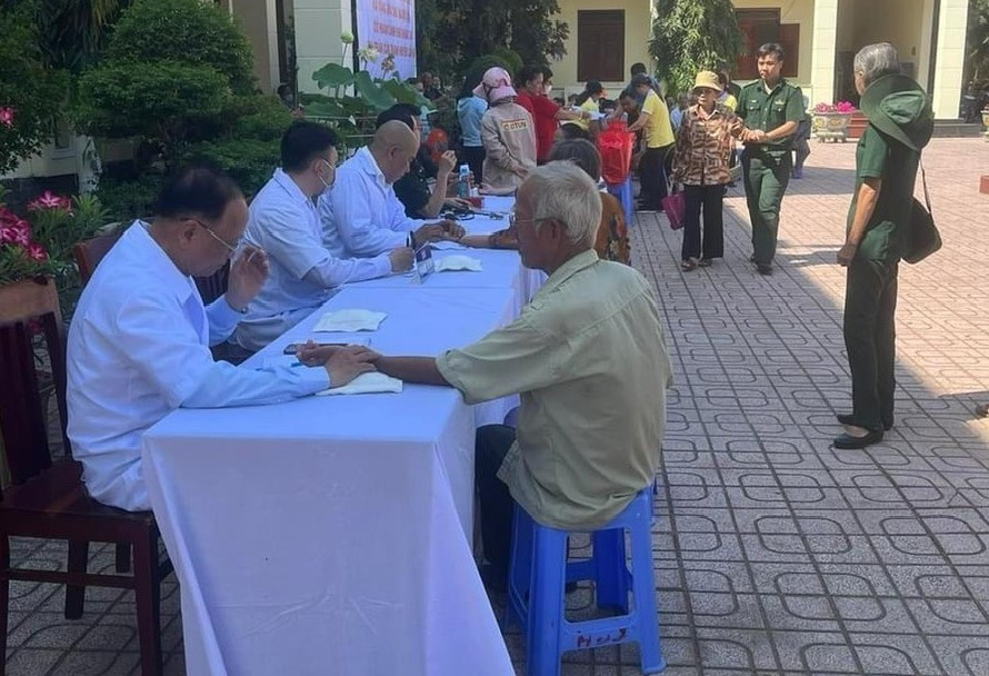 BĐBP TPHCM phối hợp với các đơn vị khám bệnh cho người dân. BĐBP TPHCM phối hợp với các đơn vị khám bệnh cho người dân.