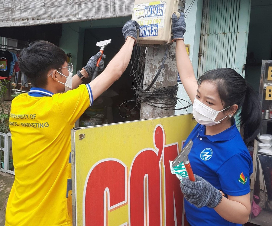 Vào sáng chủ nhật hàng tuần, sinh viên Trường ĐH Tài chính-Marketing bóc gỡ quảng cáo tín dụng đen nơi công cộng. Vào sáng chủ nhật hàng tuần, sinh viên Trường ĐH Tài chính-Marketing bóc gỡ quảng cáo tín dụng đen nơi công cộng.