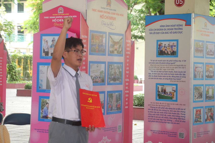 Đảng viên Hà Minh Nhật tuyên thệ trong lễ kết nạp. Đảng viên Hà Minh Nhật tuyên thệ trong lễ kết nạp.