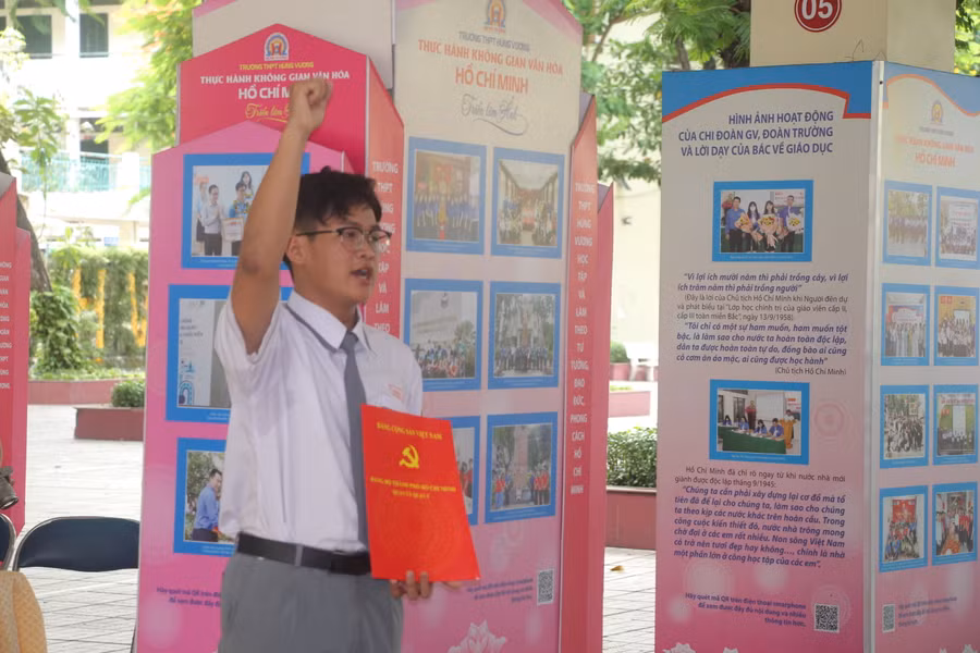 Đảng viên Hà Minh Nhật tuyên thệ trong lễ kết nạp.