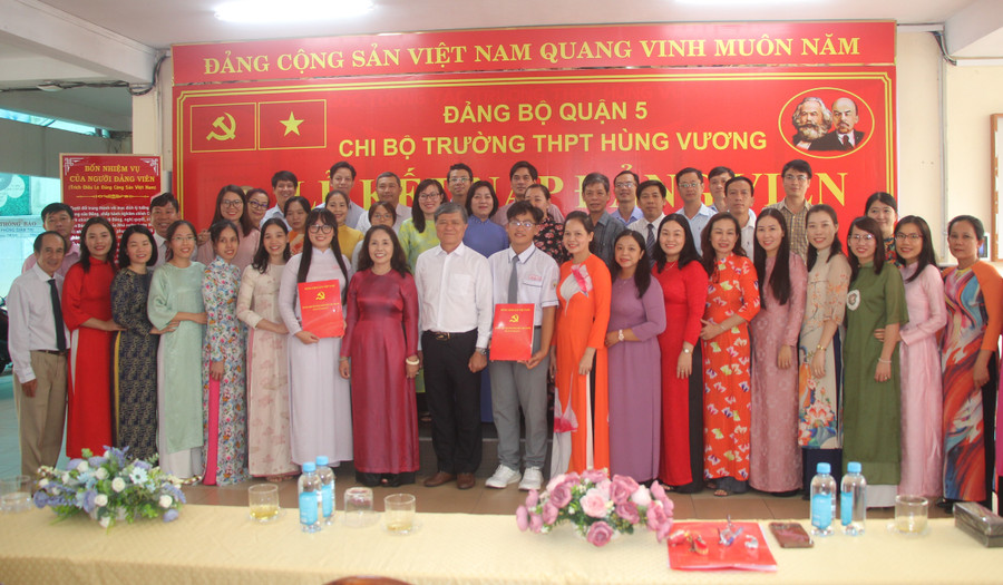 Ông Nguyễn Văn Hiếu, Giám đốc Sở GD&ĐT TPHCM chụp ảnh lưu niệm cùng 2 đảng viên trẻ và Chi bộ Trường THPT Hùng Vương. Ông Nguyễn Văn Hiếu, Giám đốc Sở GD&ĐT TPHCM chụp ảnh lưu niệm cùng 2 đảng viên trẻ và Chi bộ Trường THPT Hùng Vương.