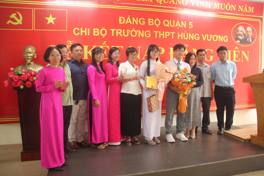 Người thân chúc mừng 2 đảng viên trẻ. Người thân chúc mừng 2 đảng viên trẻ.