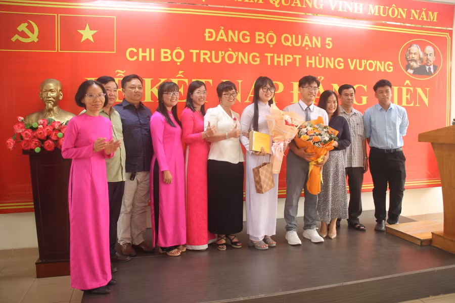 Người thân chúc mừng 2 đảng viên trẻ.