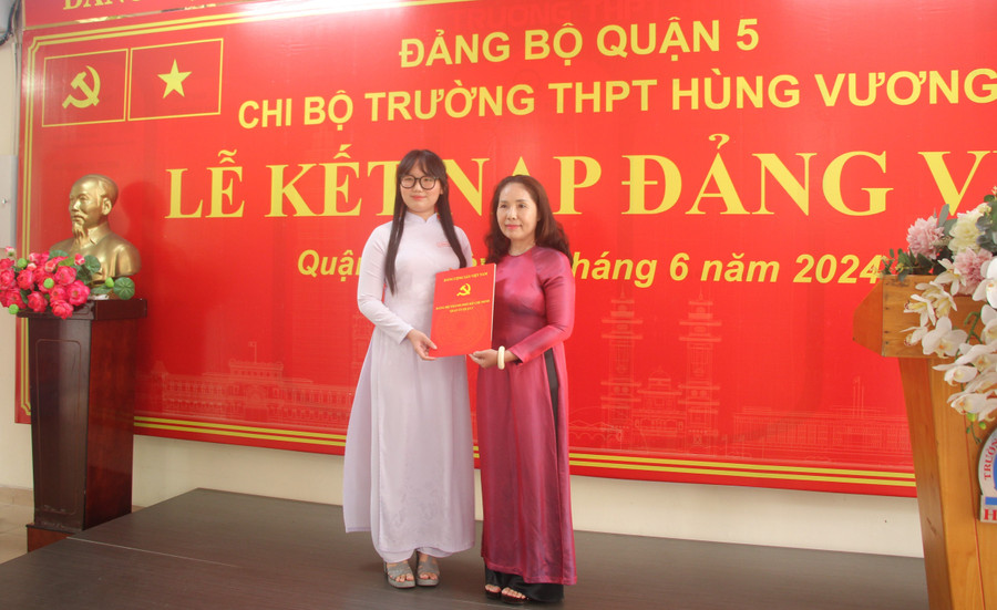 Cô Trương Thị Bích Thủy, Bí thư chi bộ, Hiệu trưởng Trường THPT Hùng Vương trao quyết định cho đảng viên Nguyễn Thùy Khánh Chi. Cô Trương Thị Bích Thủy, Bí thư chi bộ, Hiệu trưởng Trường THPT Hùng Vương trao quyết định cho đảng viên Nguyễn Thùy Khánh Chi.