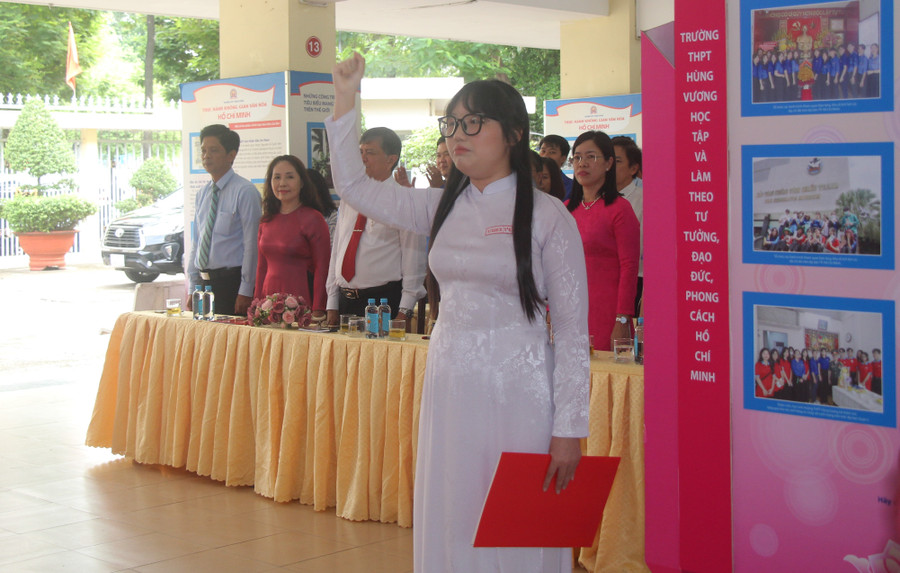 Đảng viên Nguyễn Thùy Khánh Chi tuyên thệ trong lễ kết nạp đảng. Đảng viên Nguyễn Thùy Khánh Chi tuyên thệ trong lễ kết nạp đảng.