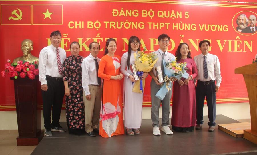 Chi bộ Trường THPT Hùng Vương chúc mừng 2 đảng viên trẻ.