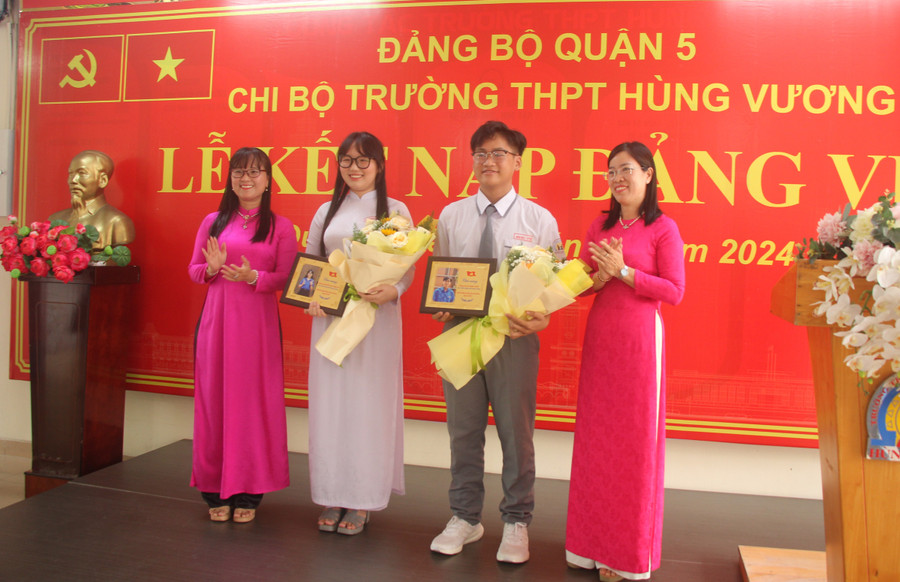 Đại diện Đảng ủy khối Đại học, Cao đẳng TPHCM chúc mừng 2 đảng viên trẻ. Đại diện Đảng ủy khối Đại học, Cao đẳng TPHCM chúc mừng 2 đảng viên trẻ.