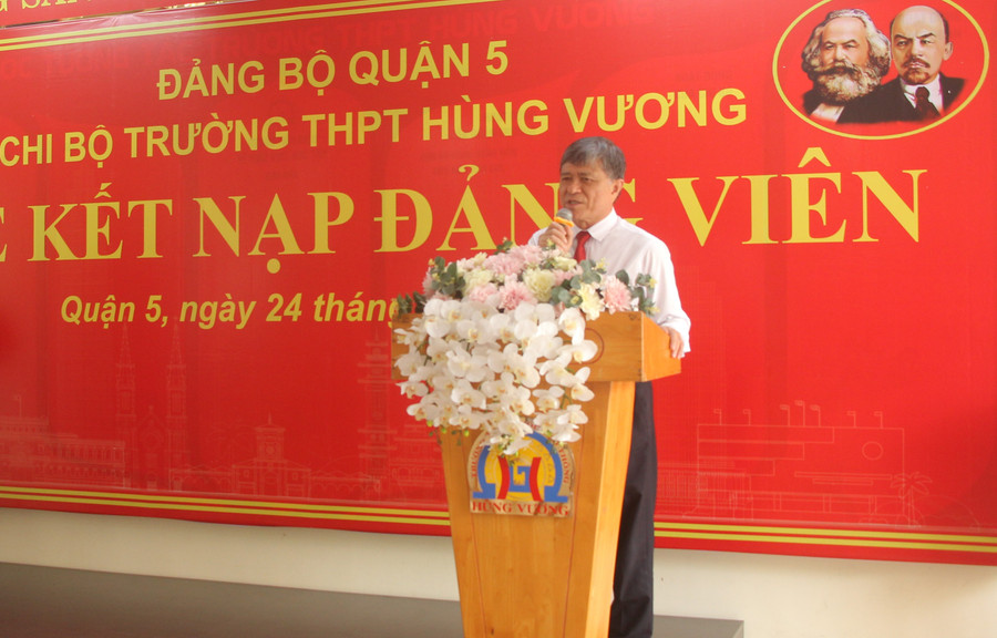 Ông Nguyễn Văn Hiếu phát biểu tại buổi lễ kết nạp đảng. Ông Nguyễn Văn Hiếu phát biểu tại buổi lễ kết nạp đảng.