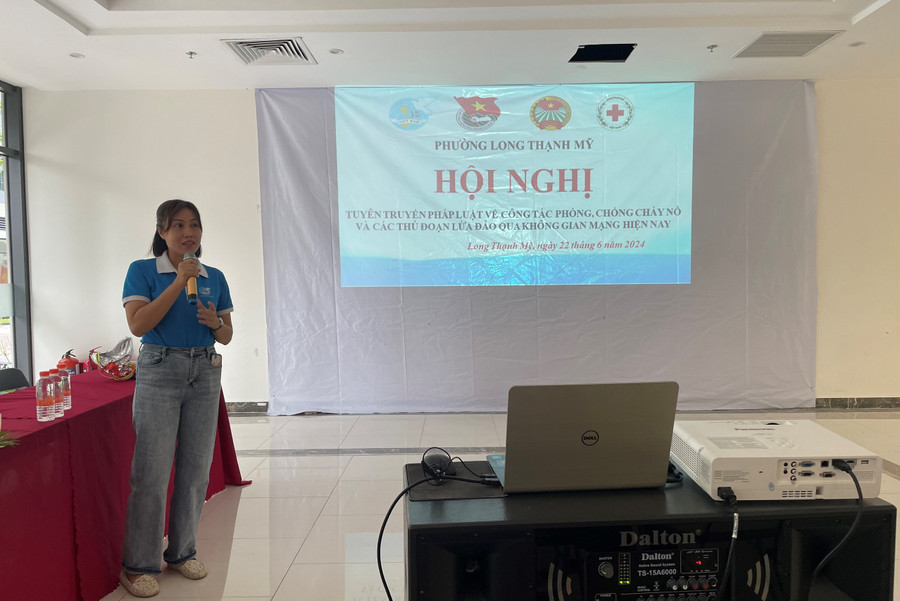 Bà Nguyễn Thị Thu Nguyệt - chủ tịch Hội LHPNVN P.Long Thạnh Mỹ, TP Thủ Đức phát biểu trong buổi tập huấn PCCC. Bà Nguyễn Thị Thu Nguyệt - chủ tịch Hội LHPNVN P.Long Thạnh Mỹ, TP Thủ Đức phát biểu trong buổi tập huấn PCCC.