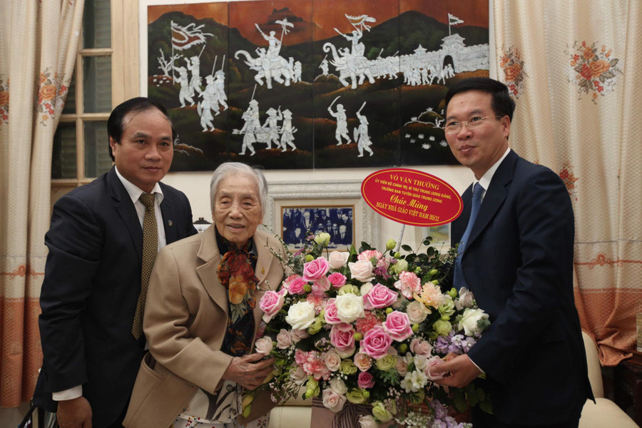 Trưởng ban Tuyên giáo TW thăm bà Nguyễn Thị Bình - nguyên Phó Chủ tịch nước Trưởng ban Tuyên giáo TW thăm bà Nguyễn Thị Bình - nguyên Phó Chủ tịch nước