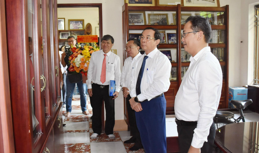 Đoàn công tác tham quan phòng lưu giữ hình ảnh, tư liệu tại gia đình cố Giáo sư-Nhà giáo nhân dân Trần Văn Giàu.