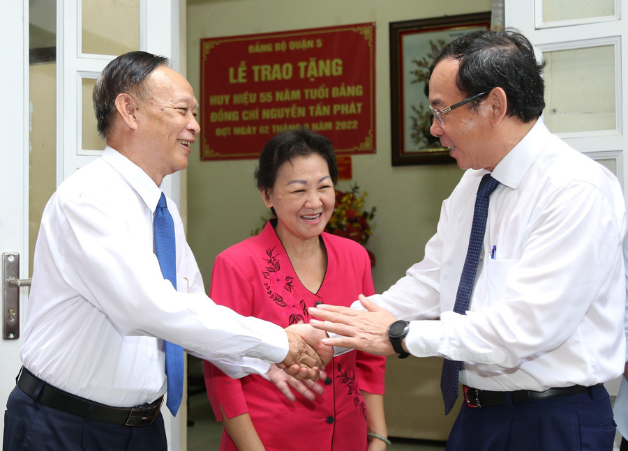 Bí thư Thành ủy TPHCM thăm gia đình Giáo sư -Tiến sĩ Nguyễn Tấn Phát.