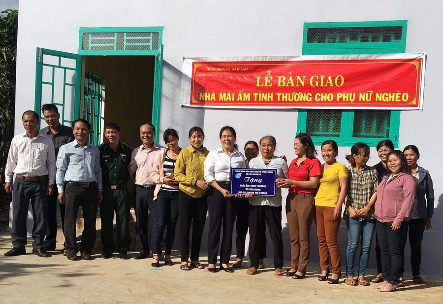 Trao tặng mái ấm tình thương cho phụ nữ nghèo.