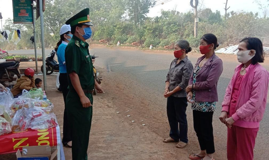Cán bộ LHPN xã Đắk Lao phối hợp với lực lượng Biên phòng tuyên truyền về các biện pháp phòng, chống dịch Covid-19 cho các hội viên hội phụ nữ trên địa bàn.